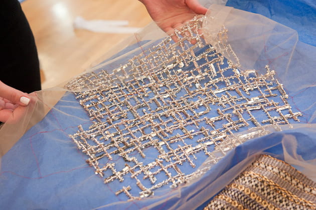 Dos d'un haut de robe en broderie