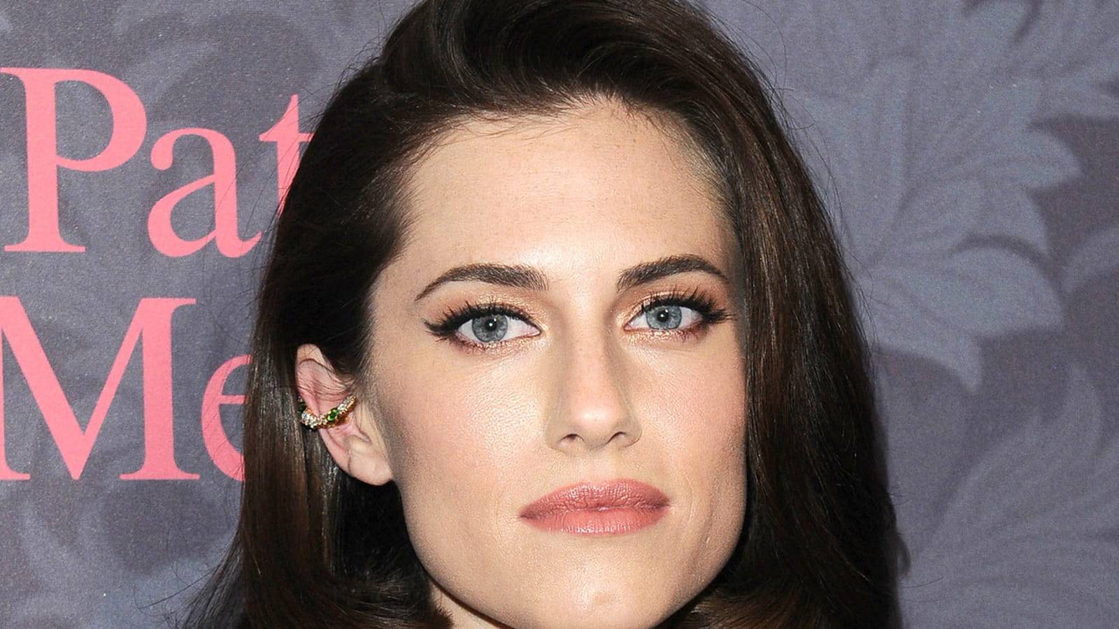 Allison Williams en brune