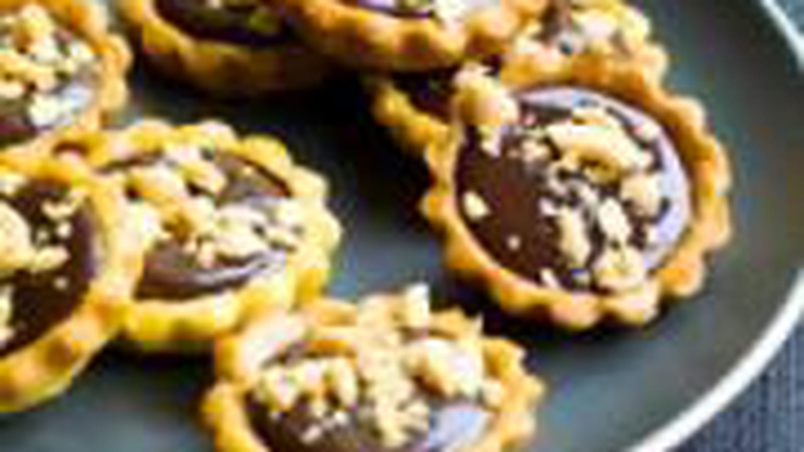 Mini tartelettes au chocolat, aux éclats de cacahuètes salées