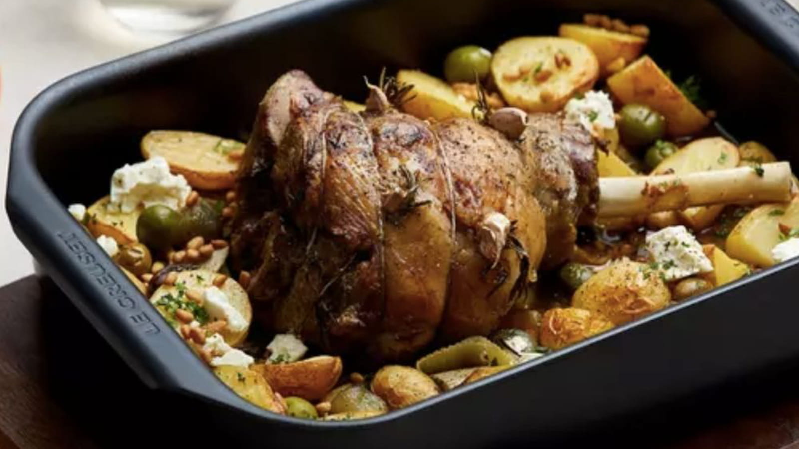 Gigot d'agneau à la feta, aux olives et au fenouil