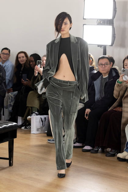 Pantalon &agrave; velours et top &agrave; d&eacute;coupe aper&ccedil;us sur le d&eacute;fil&eacute; Eudon Choi