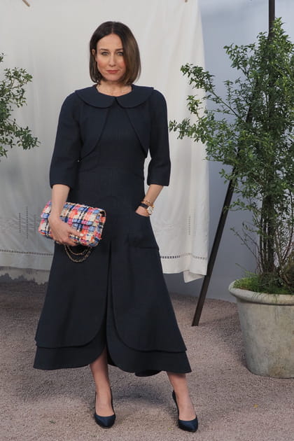 Elsa Zylberstein en robe cintrée noire Chanel