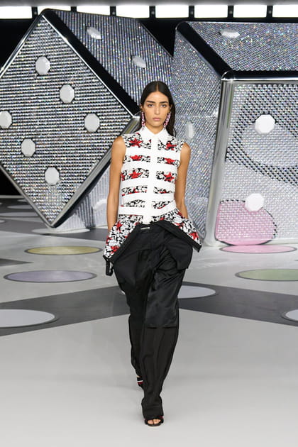 Pantalon noir loose et top imprimé aperçus sur le défilé Off-White automne-hiver 2024-2025 à Paris.