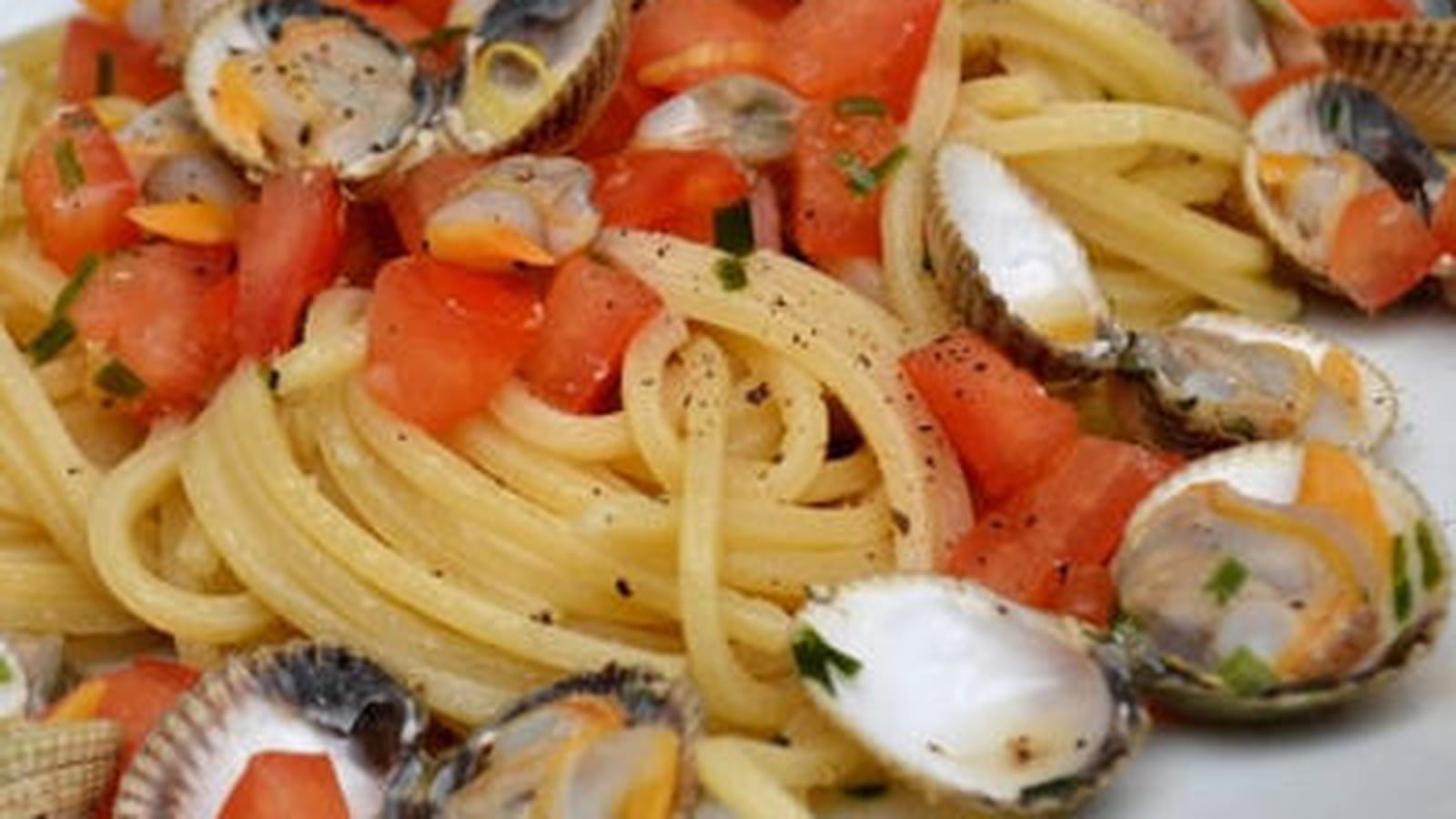 Pâtes chitarra aux coquillages, tomates, ail et piment d'Espelette