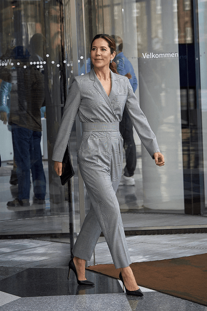 Mary de Danemark en combinaison grise