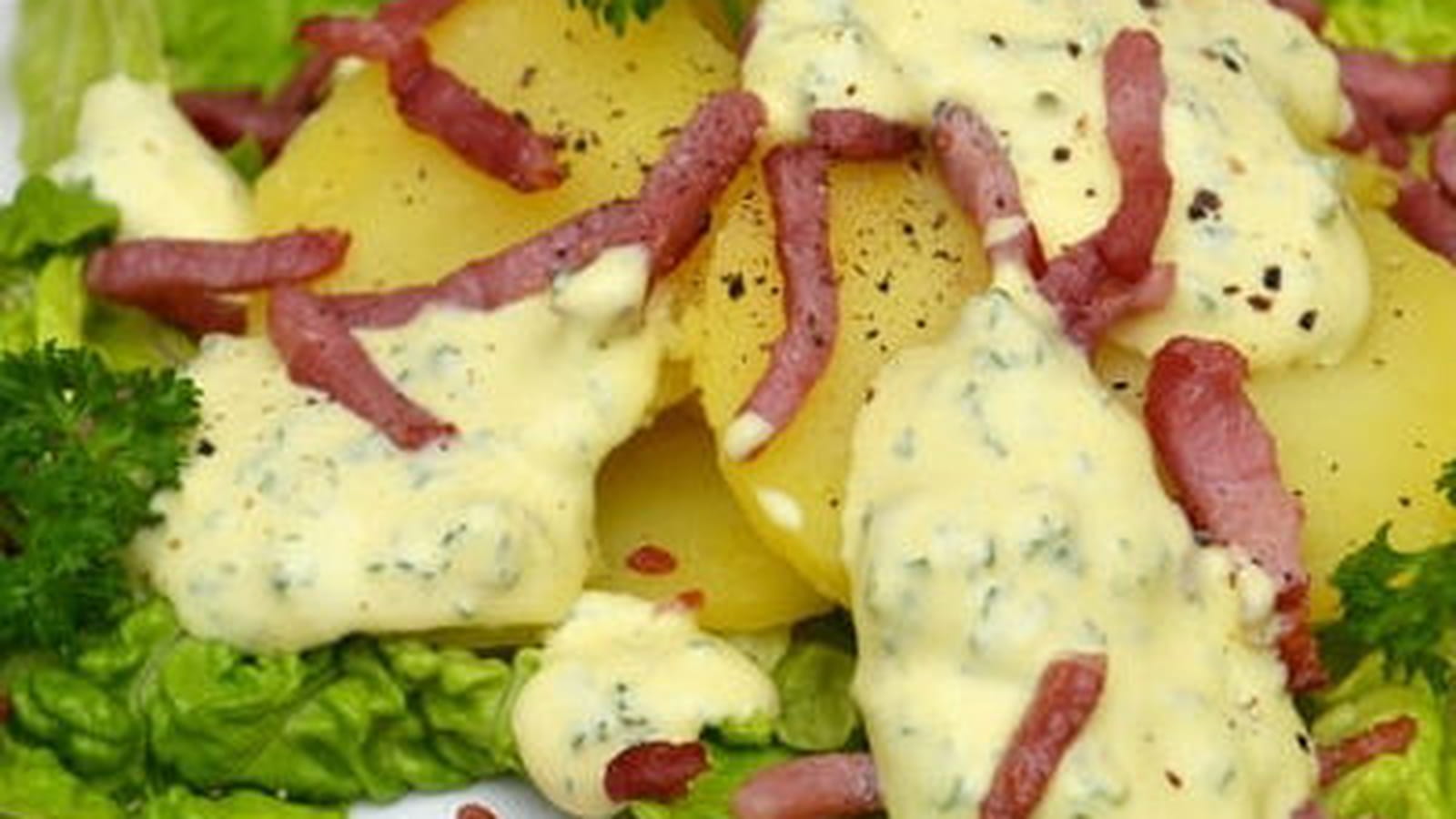 Salade tiède de pommes de terre aux lardons, sauce persil et curcuma