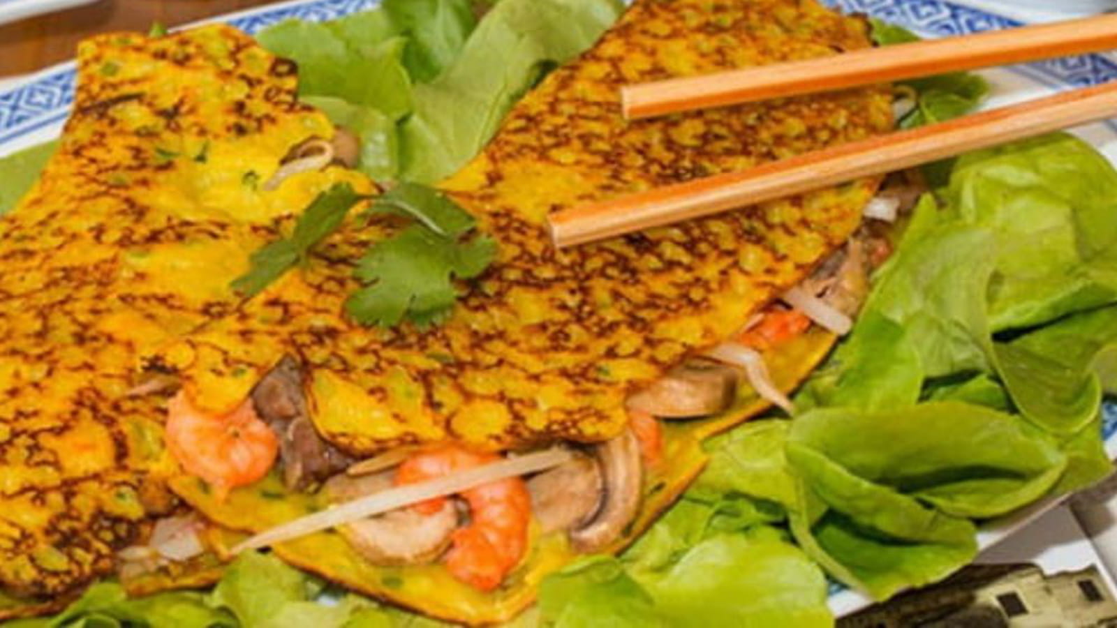 Bánh xèo, crêpes vietnamiennes aux crevettes et au porc 