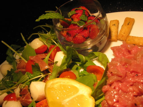 Tartare de boeuf aux fraises balsamiques