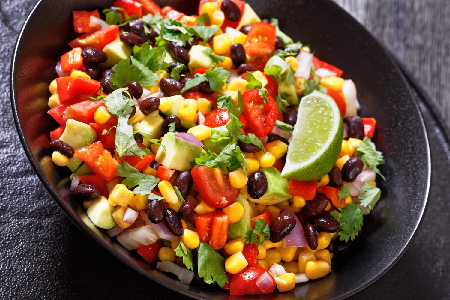 Bien pensé, ce petit ustensile permet de préparer des salades composées en 30 secondes chrono