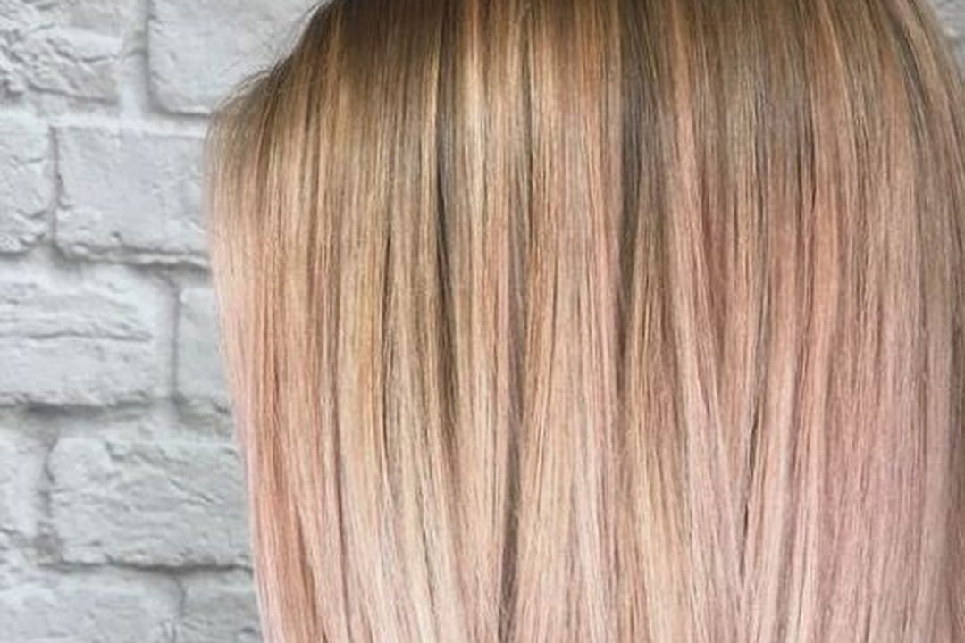 Balayage rose gold discret sur carré blond