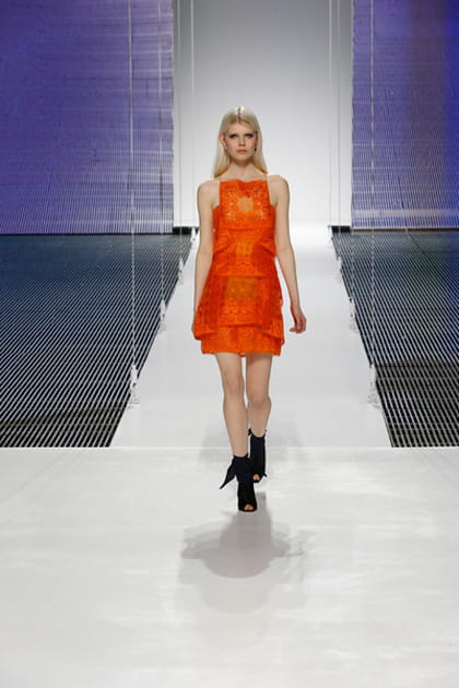 Défilé Cruise 2015 : la robe foulard en organza orange brodé