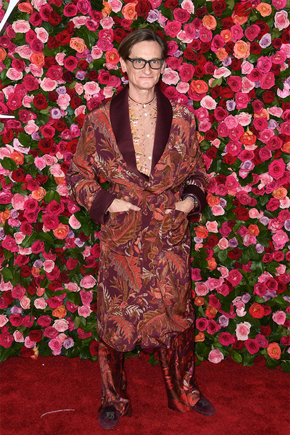 Hamish Bowles en peignoir imprimé et revers en velours