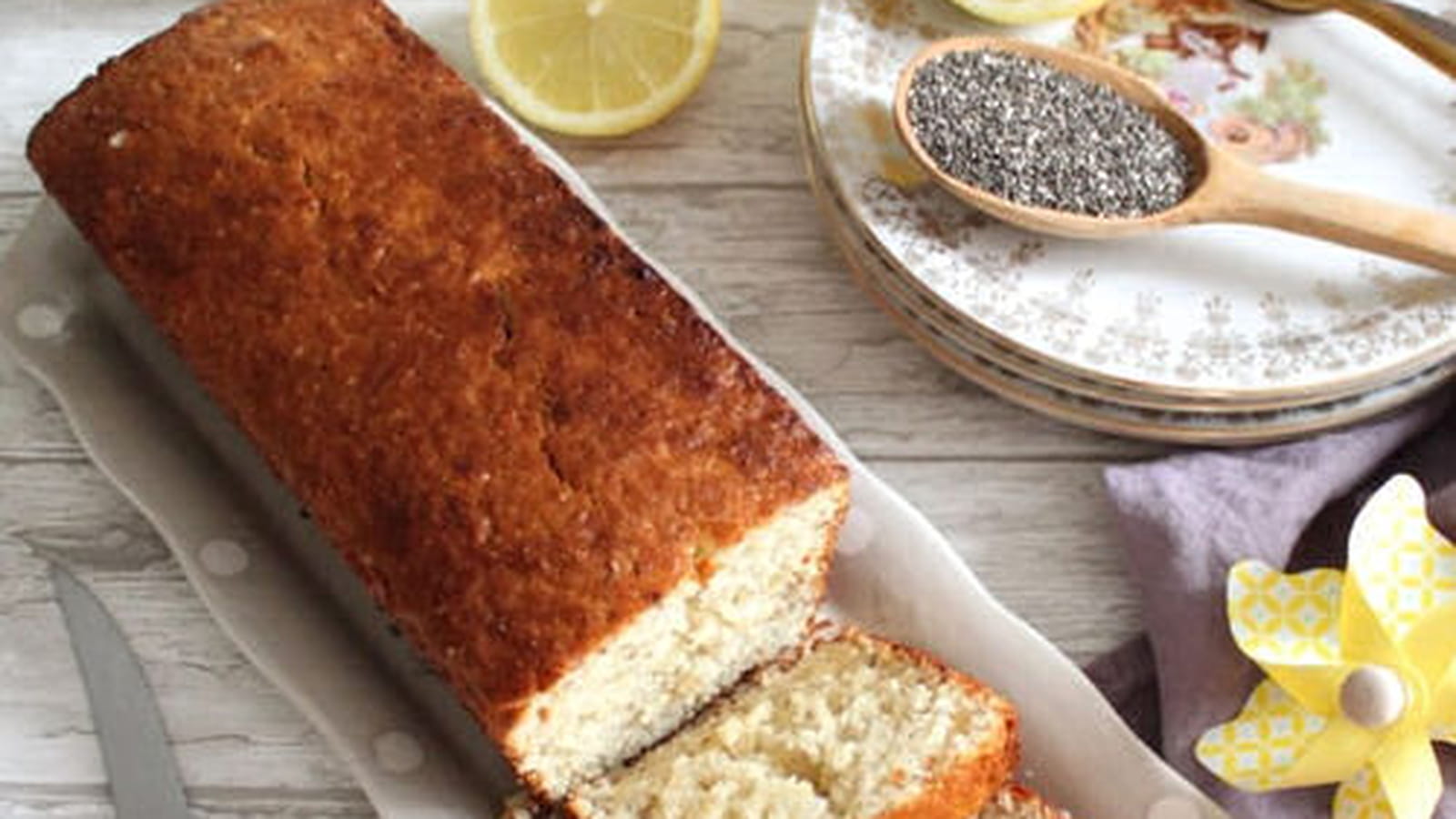 Cake au citron, graines de chia et cardamome