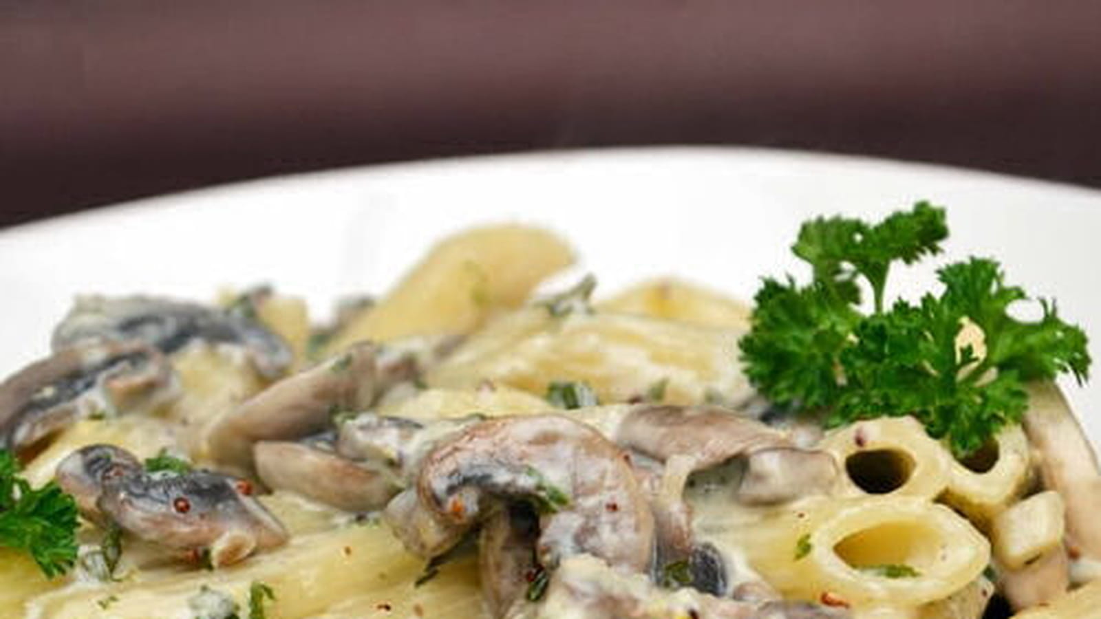Pâtes penne aux champignons et moutarde à l'ancienne