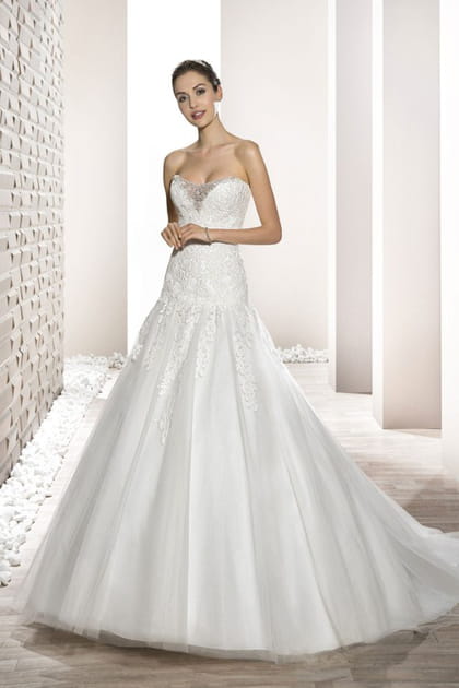 Une robe moderne, Demetrios