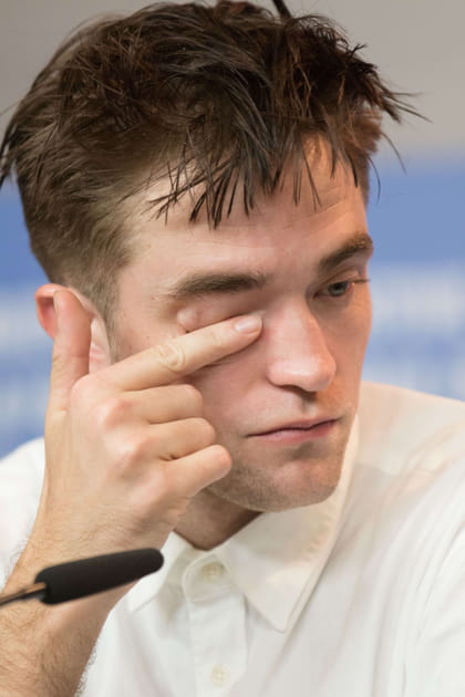 Robert Pattinson se met le doigt dans l'œil