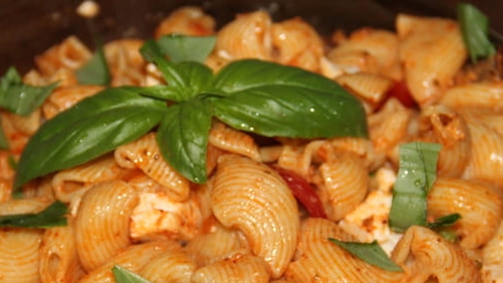 Salade de pâtes au pesto rouge