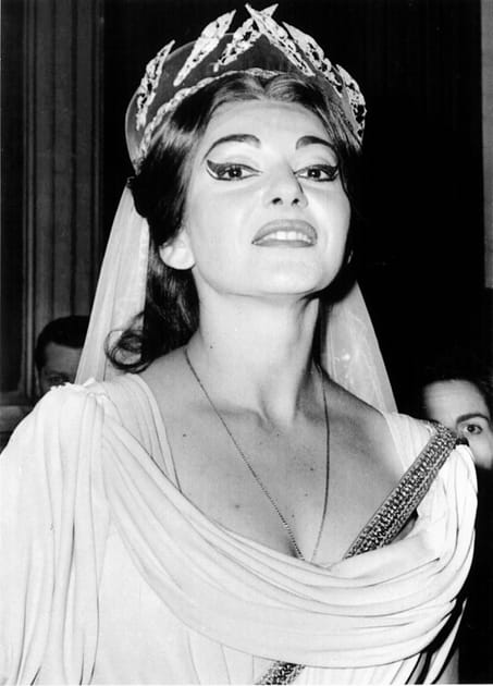 La soprano, couronn&eacute;e de gloire