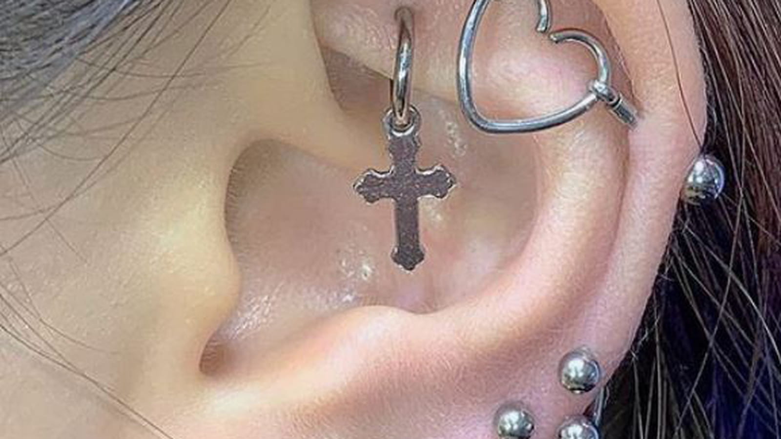La croix gothique sur le piercing rook