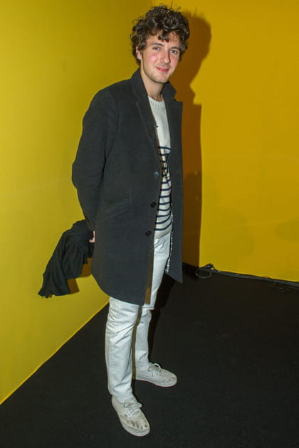 Vincent Lacoste en pull marinière et pantalon blanc