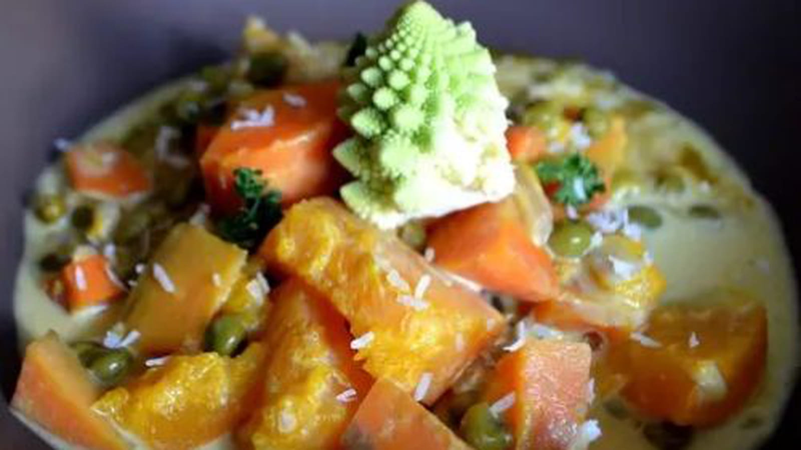 Curry de potimarron, patates douces, panais, châtaignes et chou romanesco