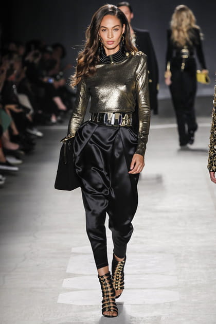 Joan Smalls au d&eacute;fil&eacute; H&M X Balmain