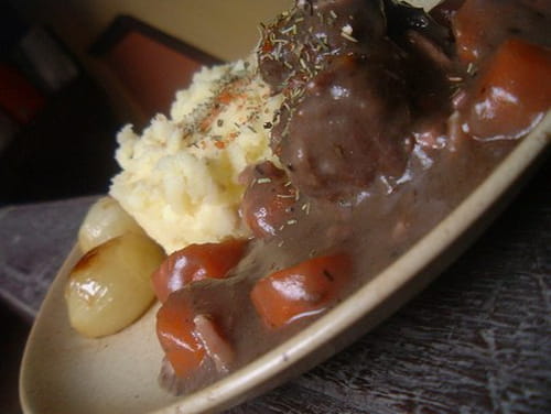 Bourguignon et petits oignons glacés