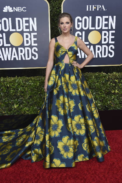 Taylor Swift en robe fleurie bleu et jaune