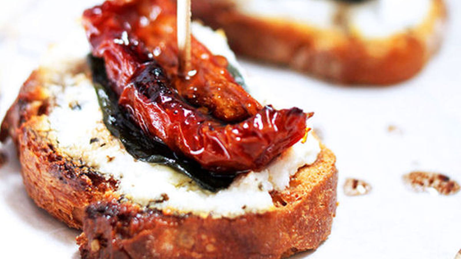 Tapas chèvre, basilic et tomates séchées