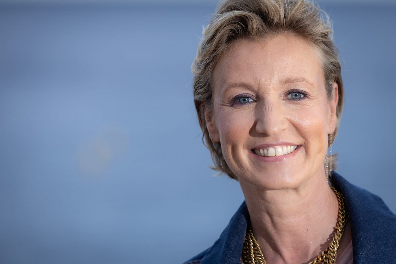 At 54, Alexandra Lamy displays a smart beauty change that gives her a real youthful look