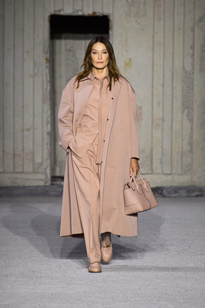 Carla Bruni en ensemble beige ample