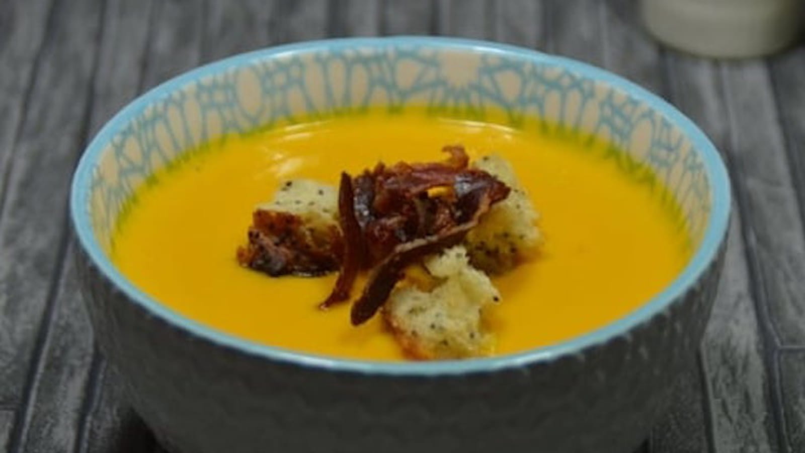 Velouté potimarron-carottes et chips de jambon ibérique