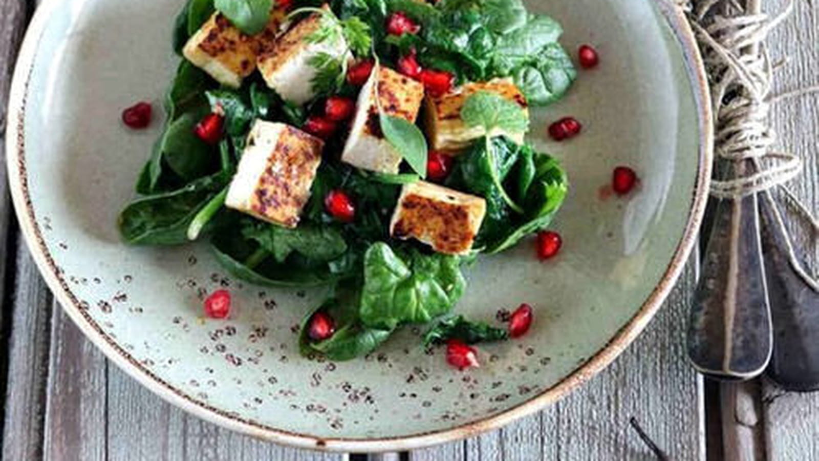 Salade végétalienne aux épinards et au tofu mariné