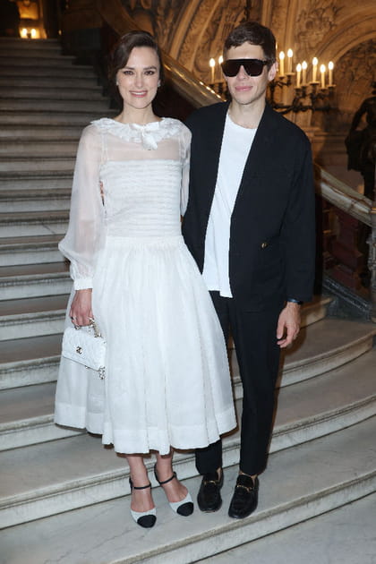 Keira Knightley en robe en tulle blanche et sac &agrave; main assorti