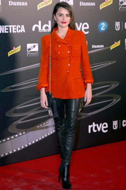 Penelope Cruz en veste rouge et pantalon en cuir