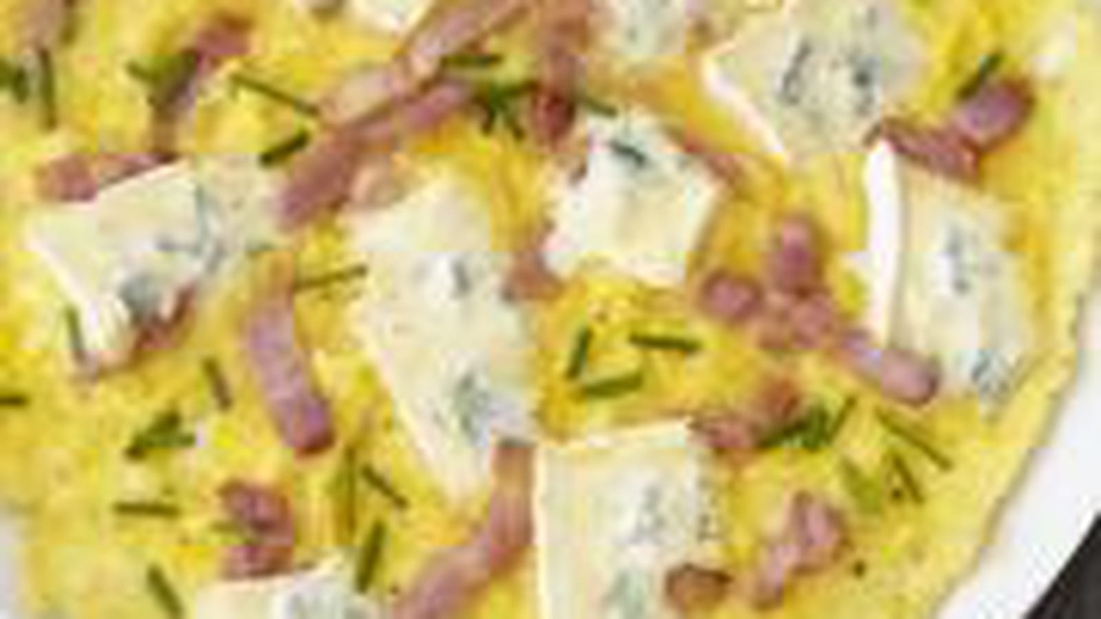 Omelette lardons et ciboulette au Bresse Bleu