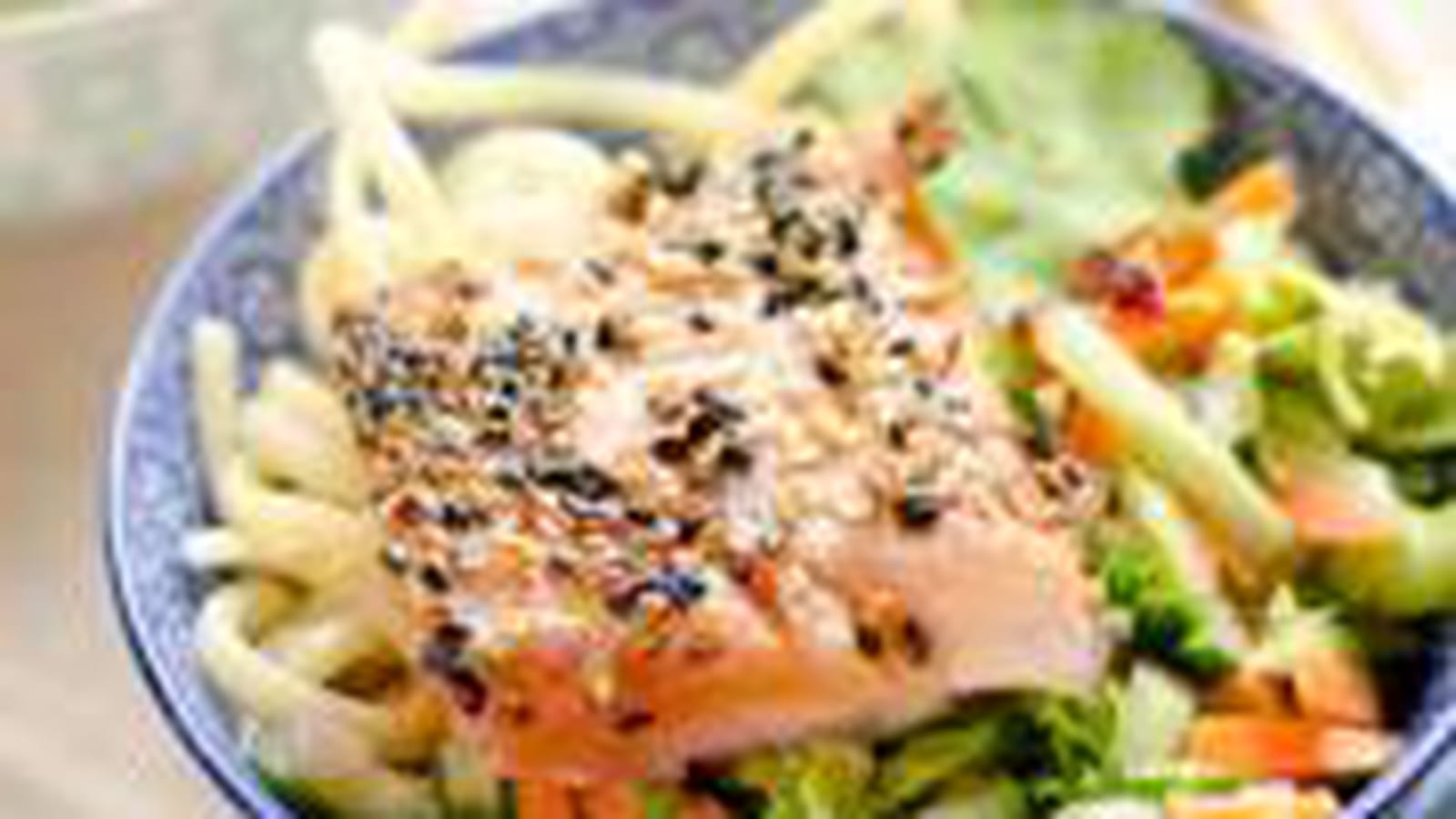 Saumon mi-cuit au sésame, salade asiatique, et nouilles tamarin-cacahuètes