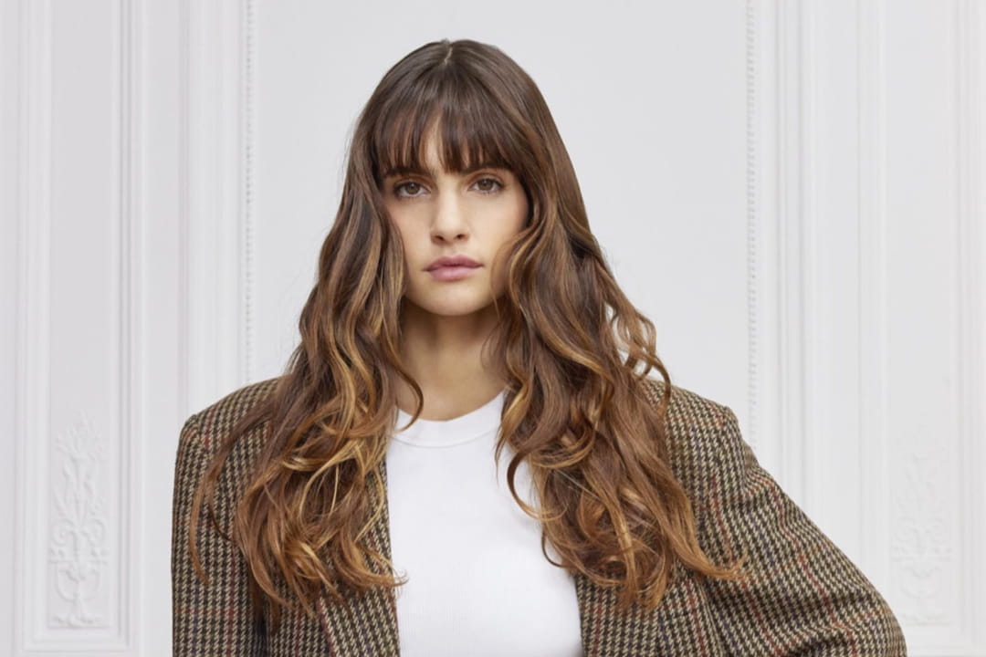 La frange pleine sur cheveux longs