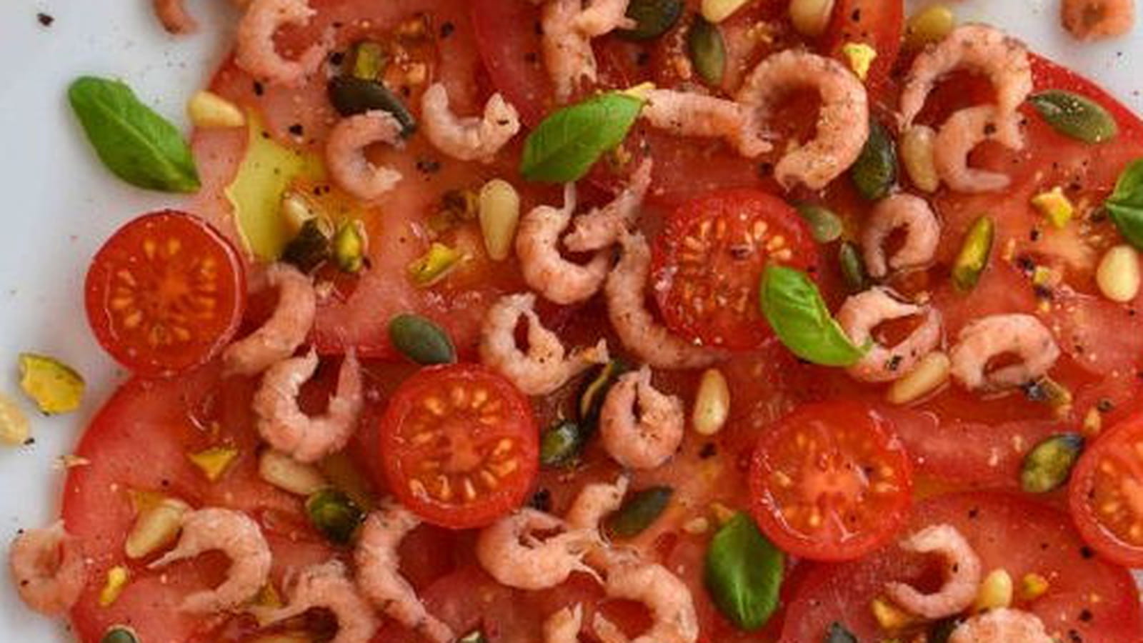 Carpaccio de tomates aux crevettes grises pignons pistaches et graines de courge
