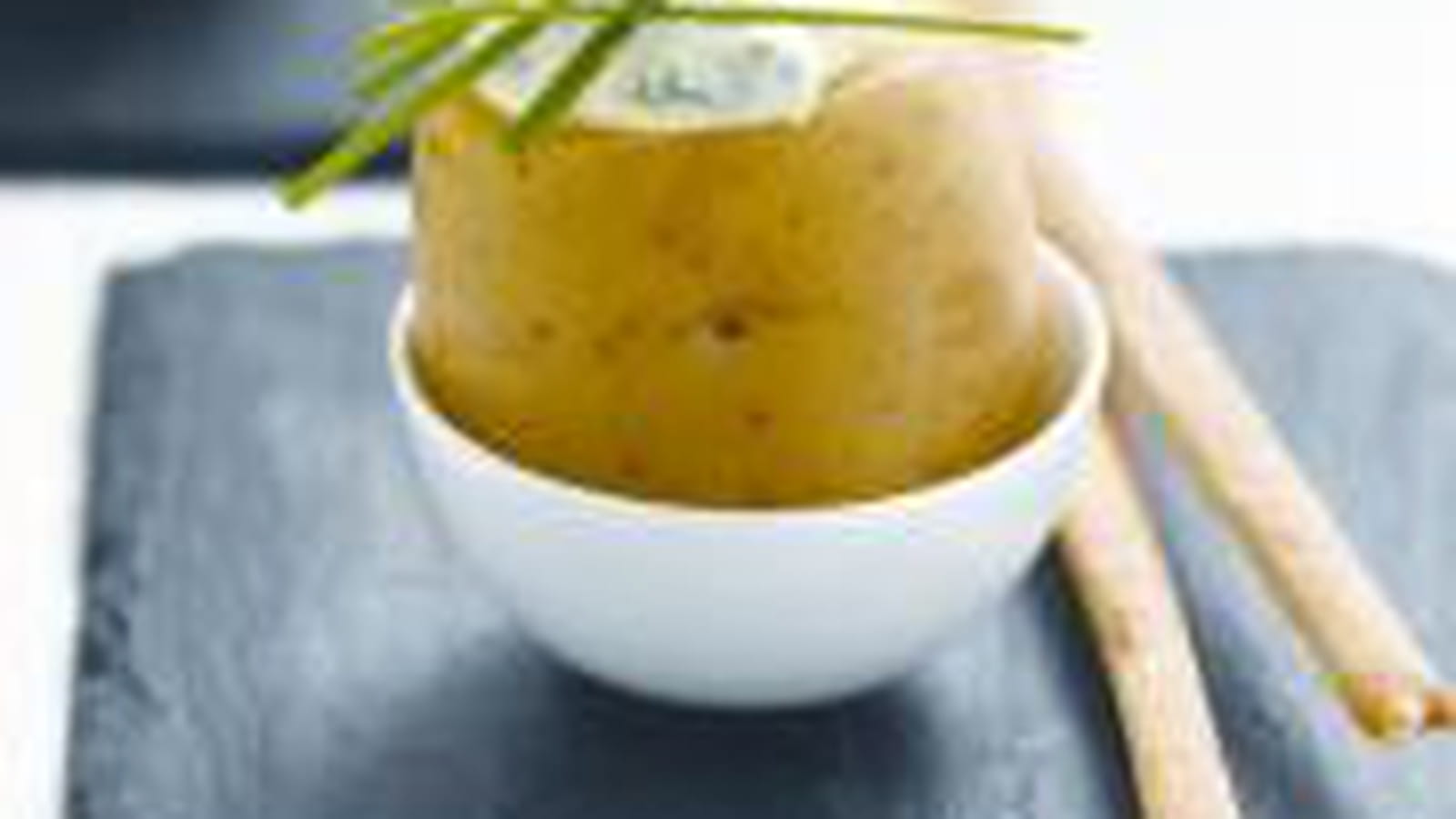 Pommes de terre à la coque, crème de ciboulette et gressins