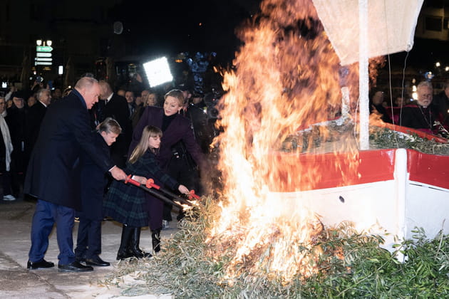 Albert, Charlene et les enfants f&ecirc;tent la Sainte D&eacute;vote &agrave; Monaco - PHOTOS de la famille complice
