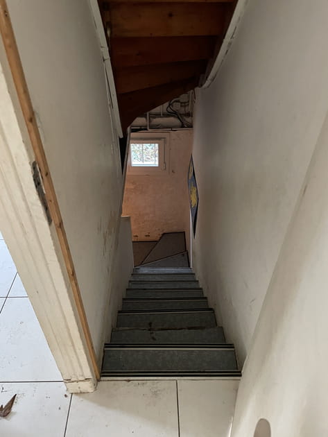 Avant&nbsp;: un escalier d&eacute;suet et n&eacute;glig&eacute;