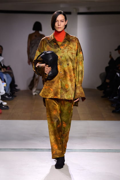 Chemise et pantalon imprim&eacute; aper&ccedil;us sur le d&eacute;fil&eacute; Mame Kurogouchi