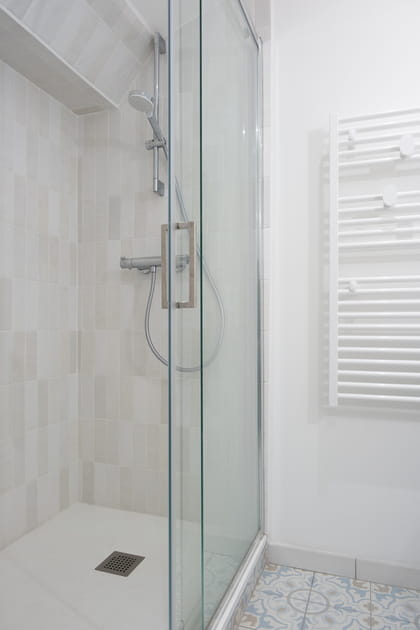 Apr&egrave;s&nbsp;: une vaste douche avec tout ce qu'il faut