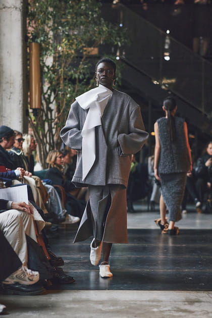 Jupe midi grise et veste coordonn&eacute;e aper&ccedil;ues sur le d&eacute;fil&eacute; Calcaterra