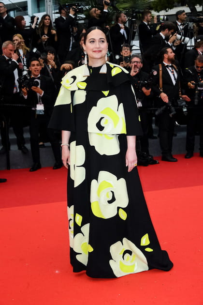 Lily Gladstone en robe nnoire &agrave; fleurs jaunes Valentino