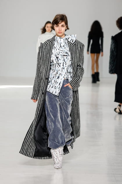 Chemise &agrave; lavalli&egrave;re imprim&eacute;e, manteau ray&eacute; et pantalon oversize aper&ccedil;us sur le d&eacute;fil&eacute; MSGM