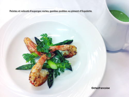 Pointes et velouté d’asperges vertes, gambas poêlées au piment d’Espelette