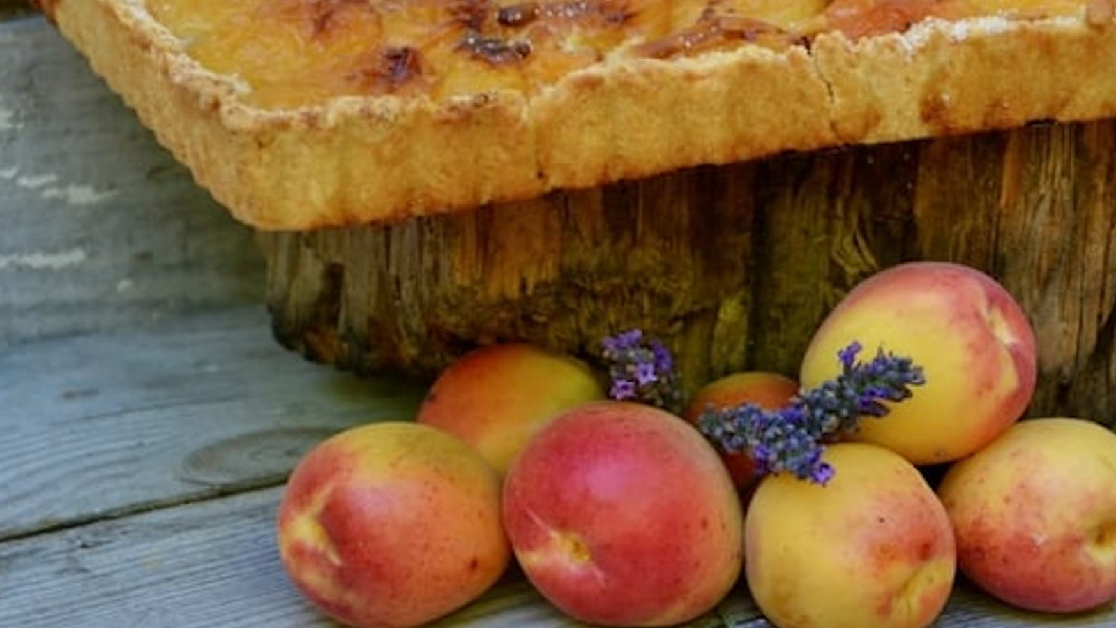Tarte aux abricots et pignons