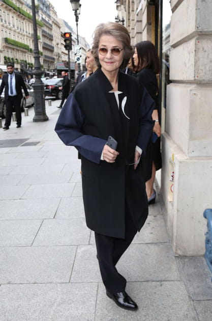 Charlotte Rampling en manteau masculin